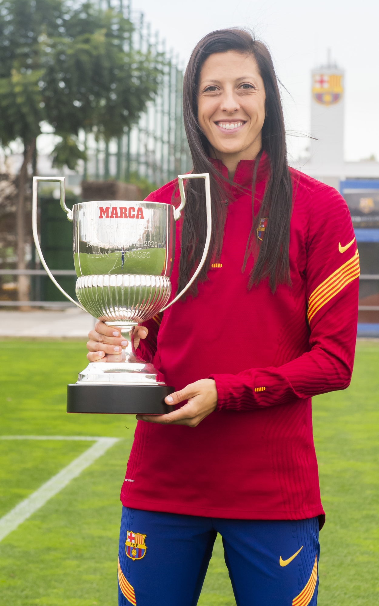 Jenni Hermoso with the PICHICHI Trophy