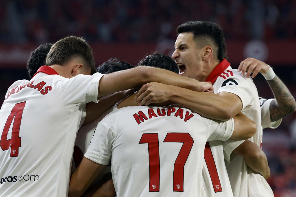 SEVILLA, 04/05/2026.- los jugadores del Sevilla celebran el primer gol del equipo anotado por Alexis Sánchez durante el partido de la jornada 34 de LaLiga EA Sports que el Sevilla FC y la Real Sociedad disputan este lunes en el estadio Ramón Sánchez-Pizjuán de la capital andaluza. EFE/ Julio Muñoz