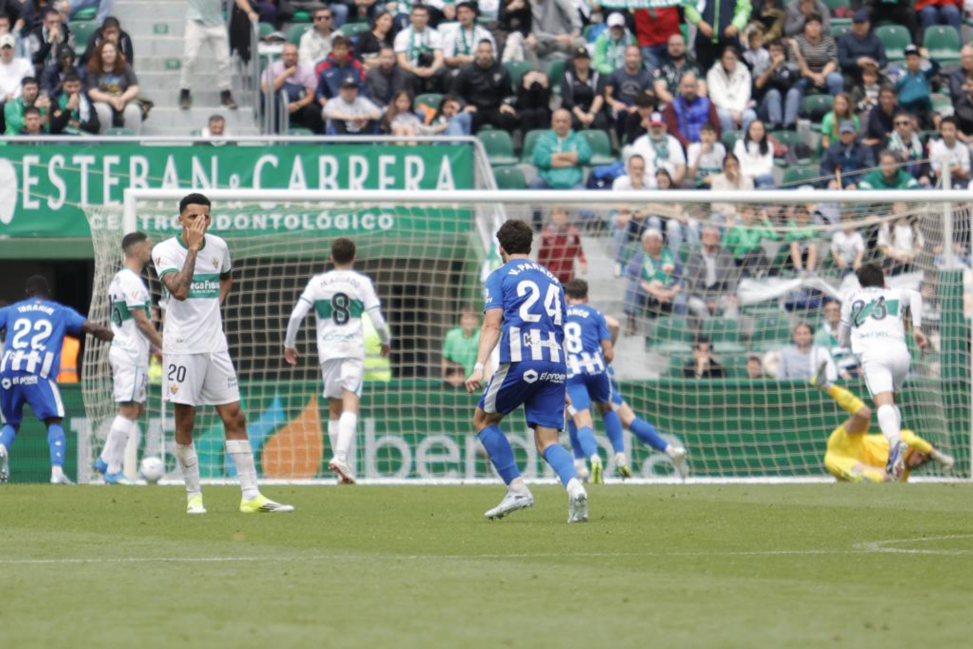 Los jugadores del Elche, tras el gol de Toni Martínez.