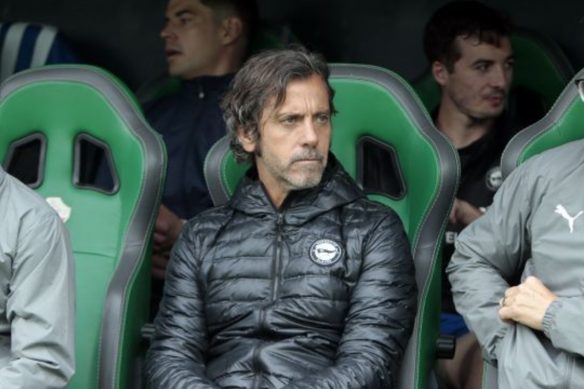 Quique, entrenador del Alavés, en el banquillo del Martínez Valero.