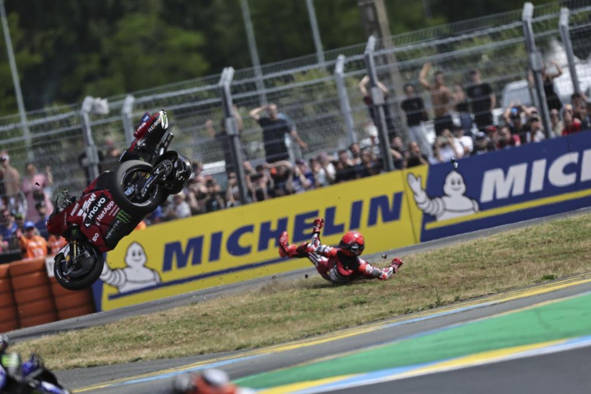 La caída de Marc Márquez, hoy en Francia. DAVID REYGONDEAU/GOOD-SHOOT