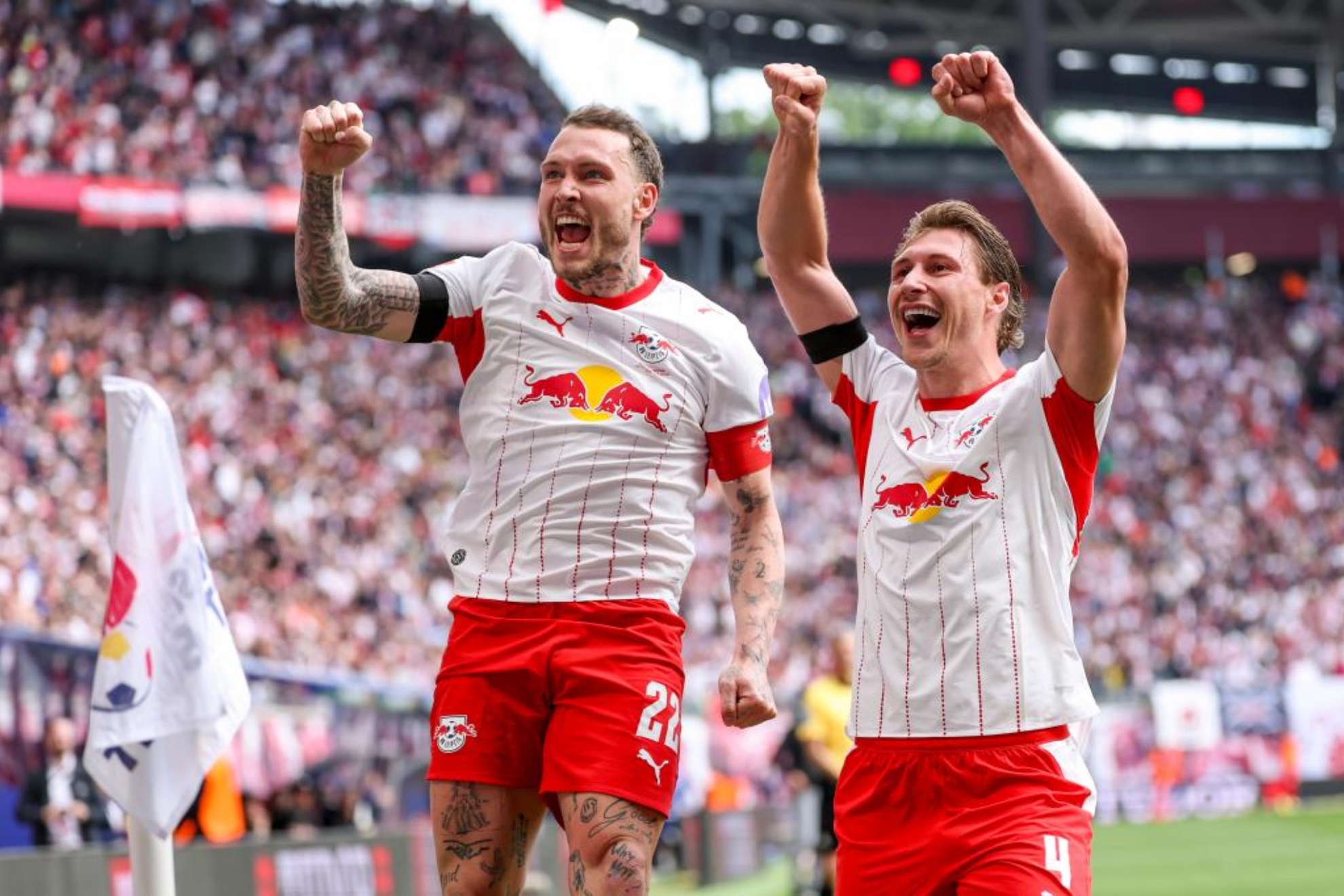 David Raum y Willi Orbán celebran el segundo gol del Leipzig.