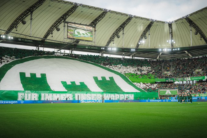 La afición del Wolfsburgo realiza un tifo con el nuevo escudo