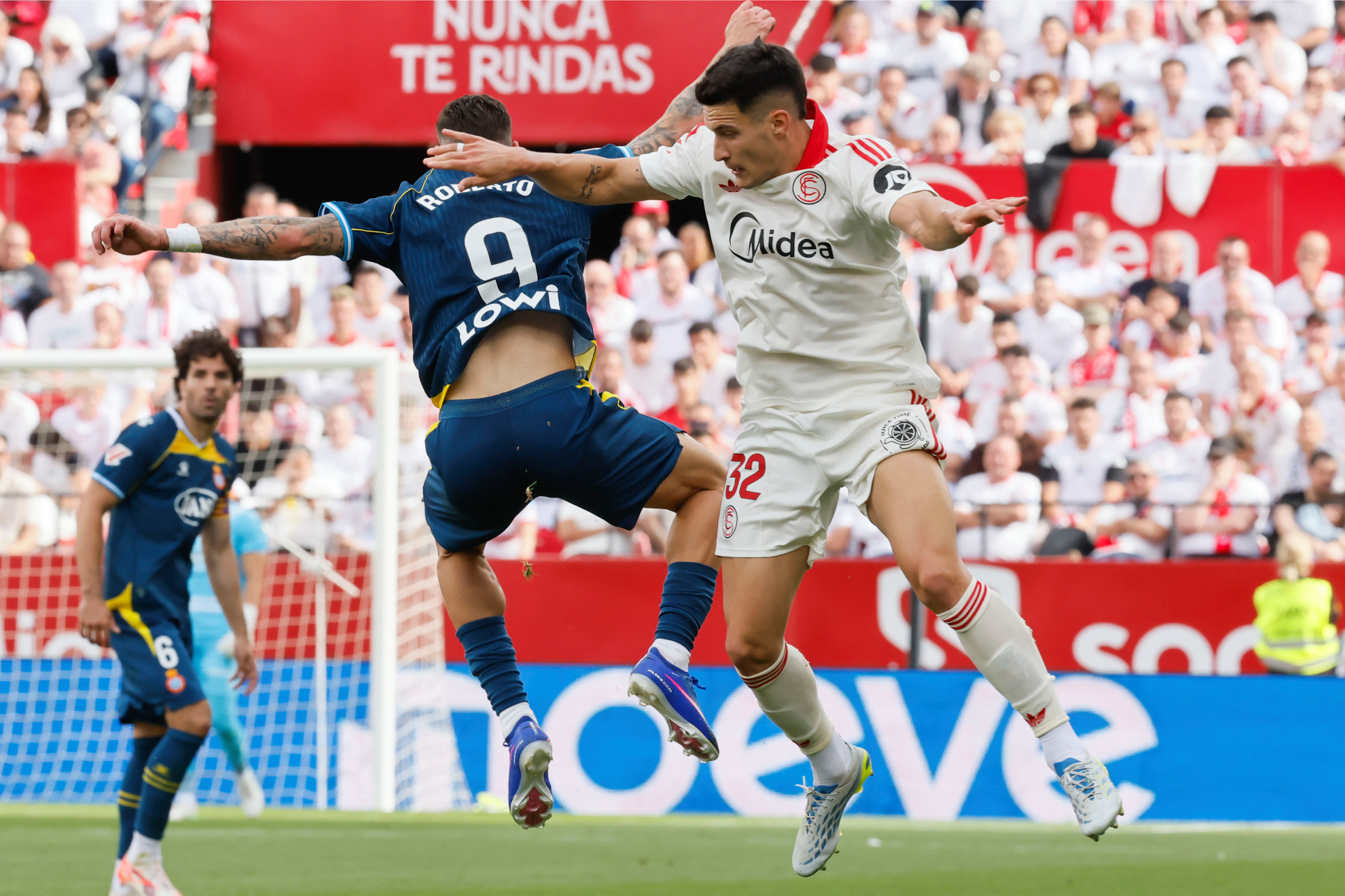 Castrín disputa un balón con Roberto en el Sevilla-Espanyol.