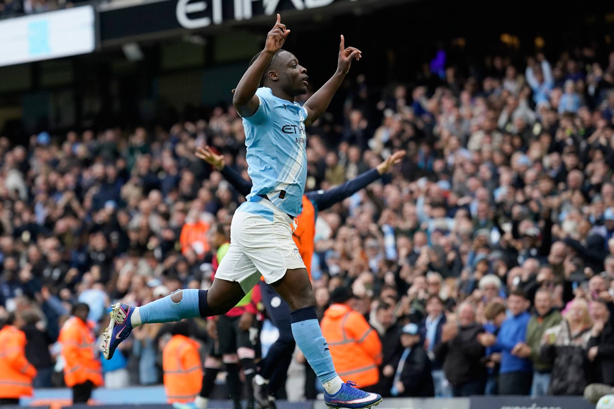 Doku celebrando el gol ante el Brentford.