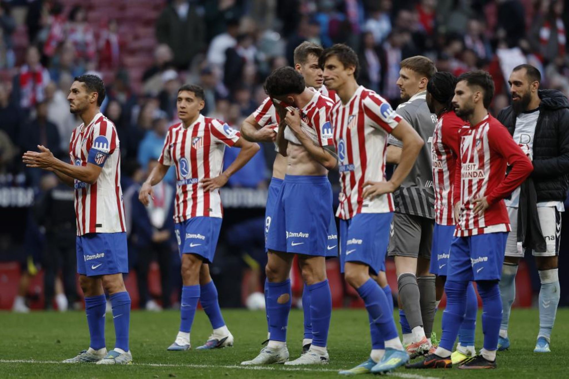 Los jugadores del Atlético, tras perder ante el Celta.