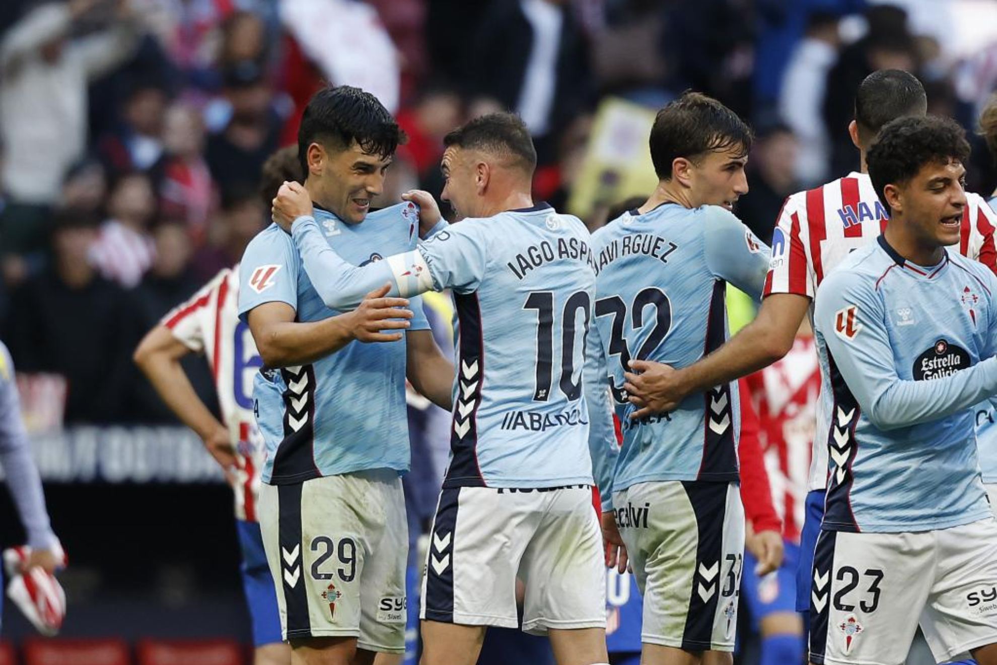 Los jugadores del Celta celebran el gol.