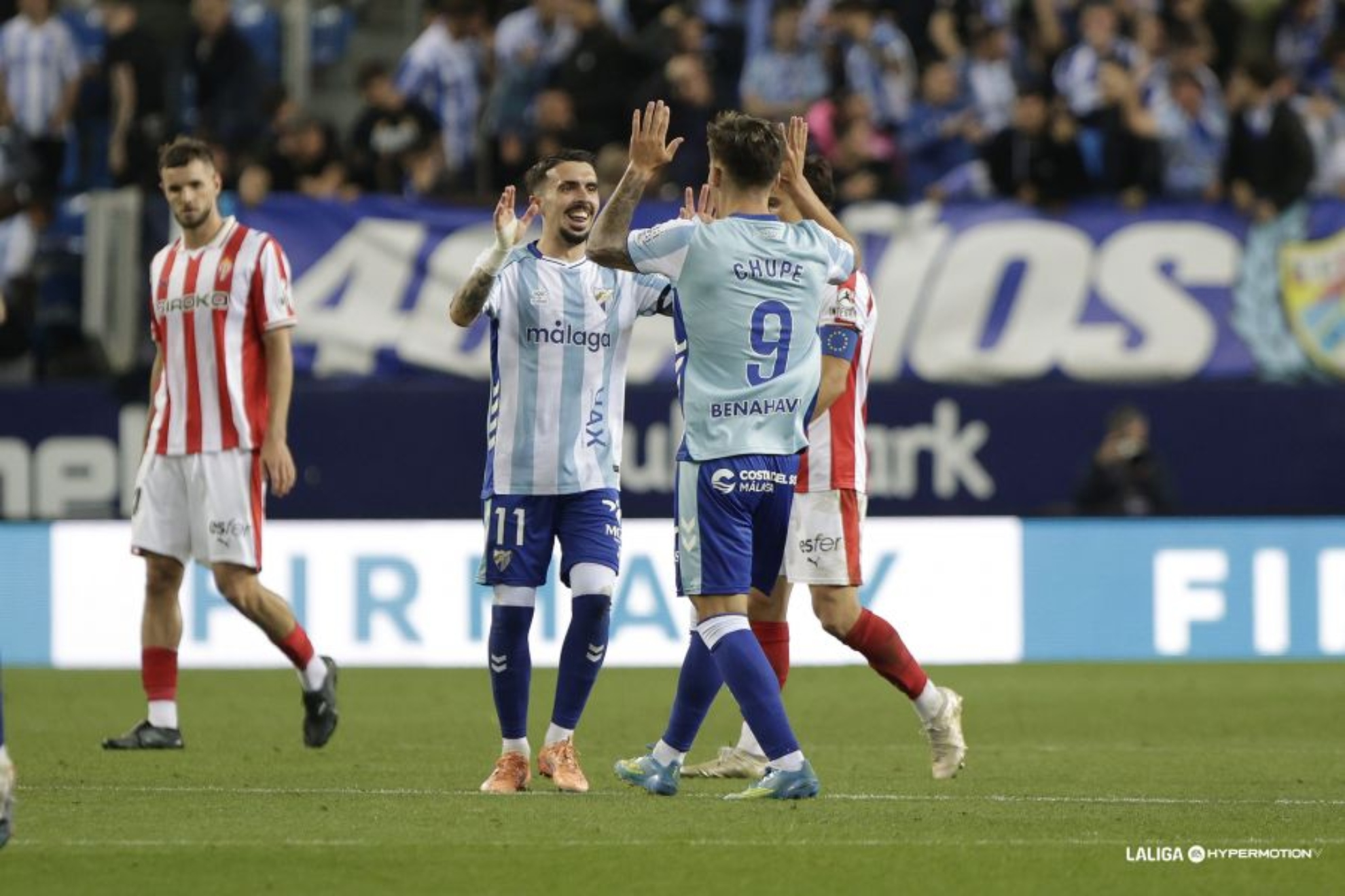 Chupe celebra con Joaquín el gol que le marcó al Sporting.