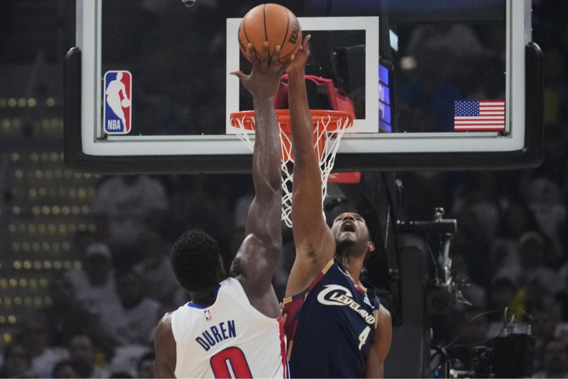Evan Mobley tapona el intento de lanzamiento de Jalen Duren en el Cavs-Pistons.