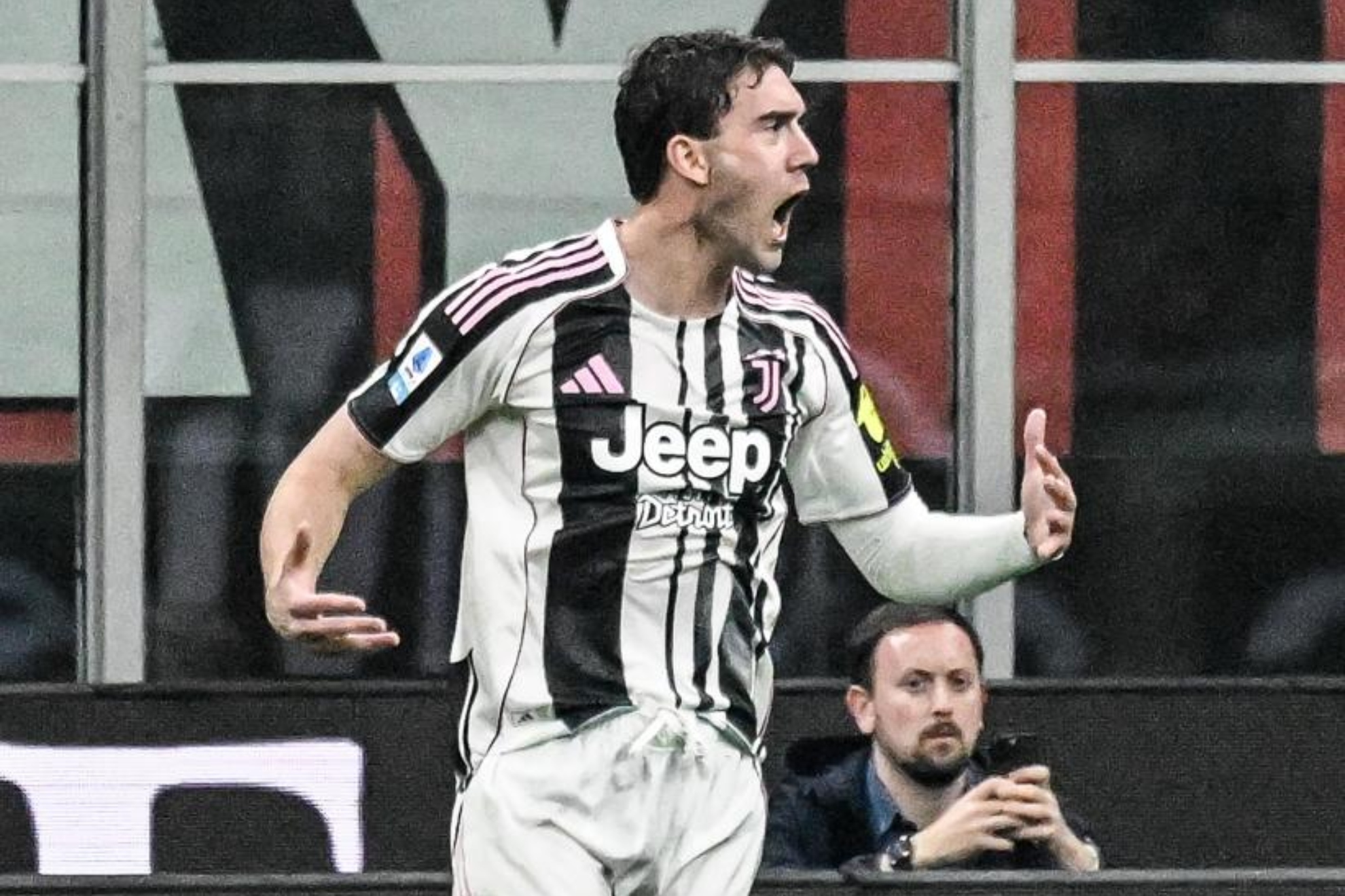 Dusan Vlahovic celebra un gol con la Juventus.
