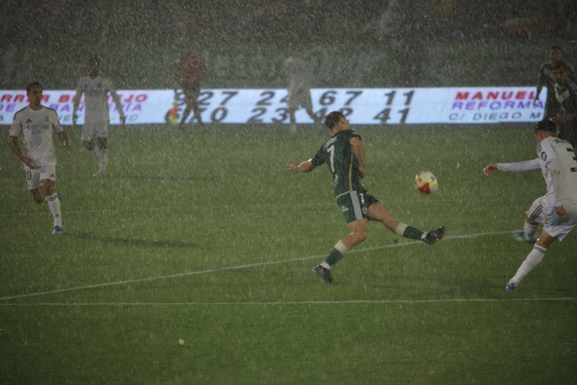 El Castilla cae ante el Cacereño en el caos de la lluvia y el granizo