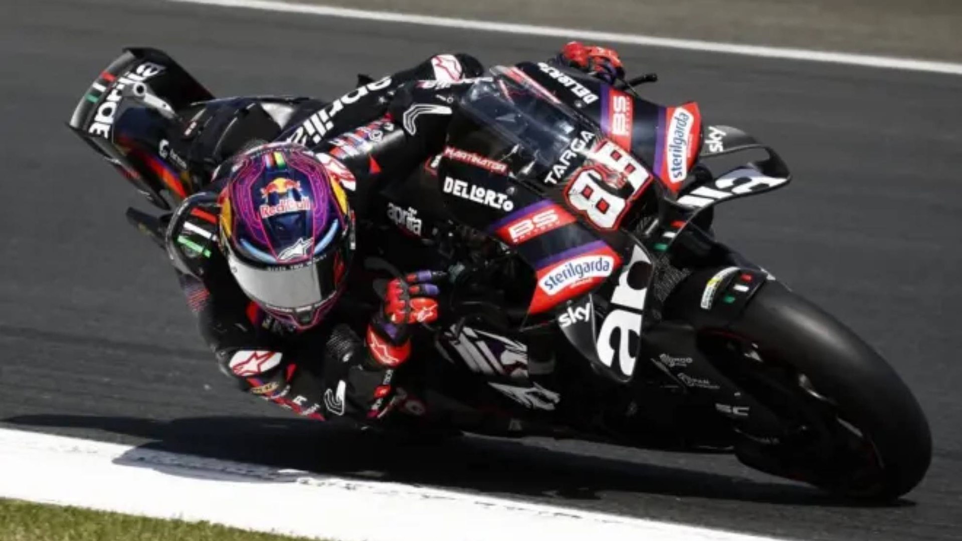 Jorge Martín celebra su victoria en la sprint de Le Mans.