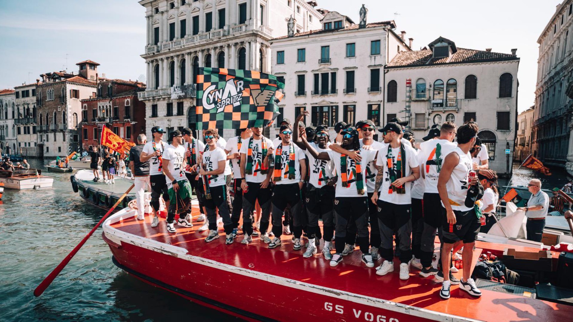 La afición del conjunto 'arancioneroverdi' disfrutó junto a los futbolísticas y el cuerpo técnico de una de las tradiciones más emblemáticas del fútbol europeo en un soleado día por la ciudad de los canales.