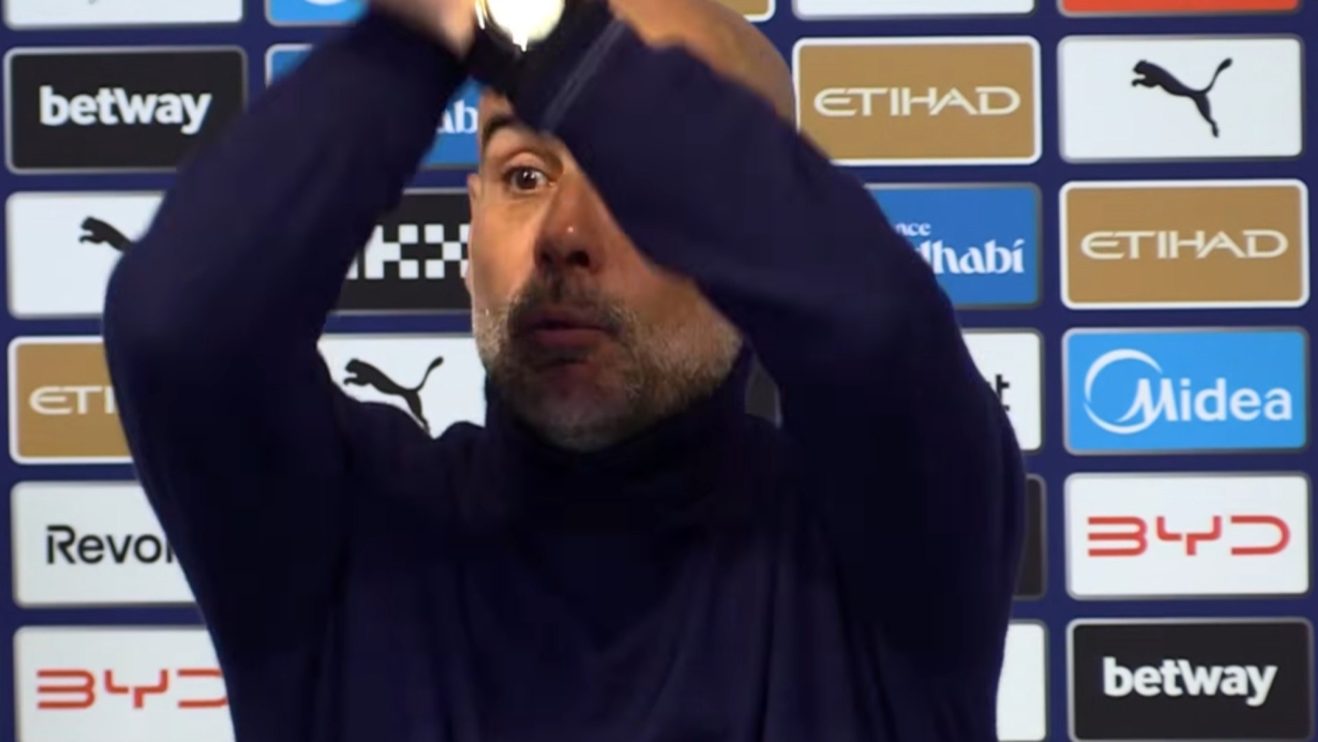 El técnico del Manchester City mandó su apoyo al próximo rival del Arsenal en un divertido momento al final de su rueda de prensa tras la victoria (3-0) ante el Brentford.