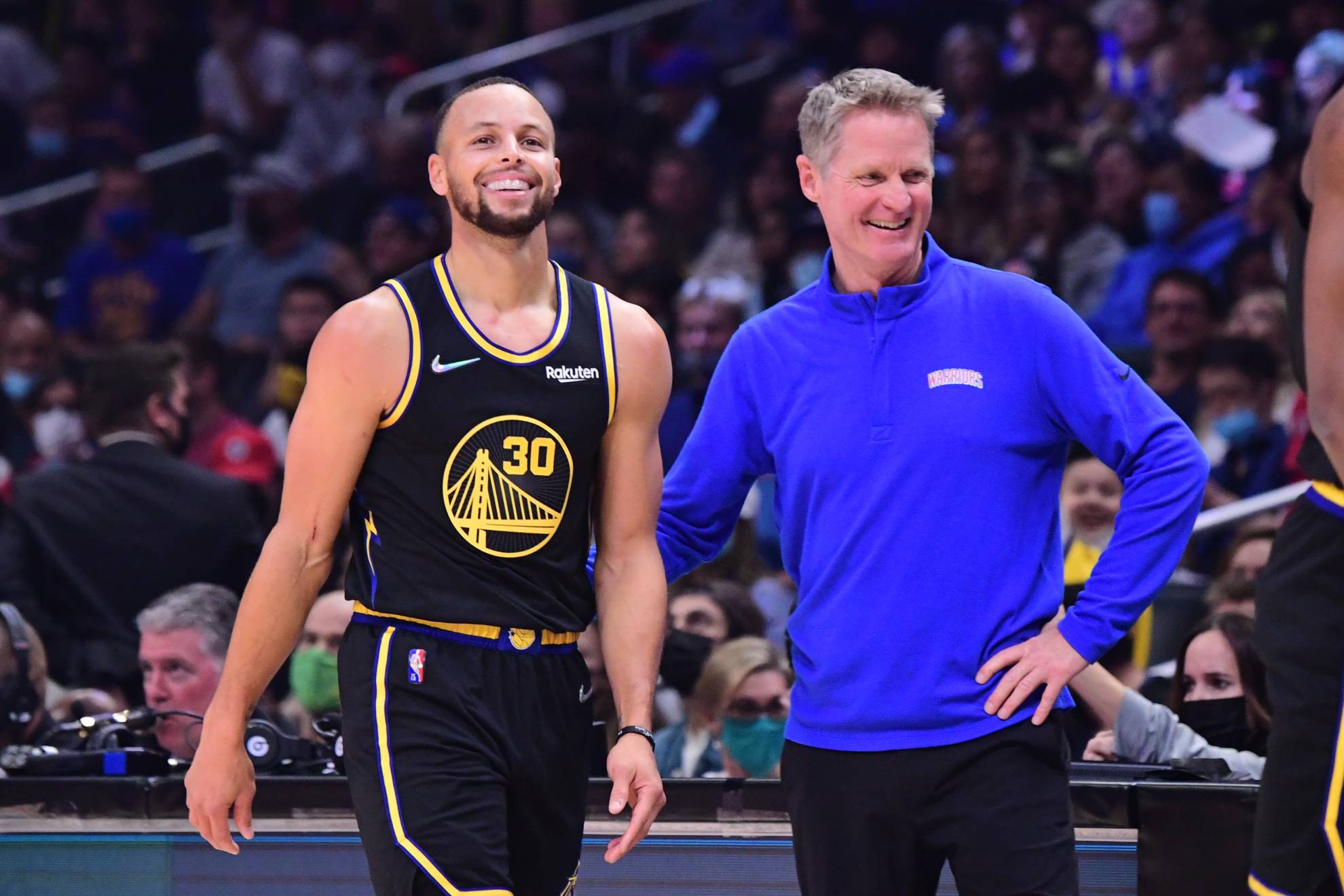 Stephen Curry y Steve Kerr, durante un encuentro de los Warriors.