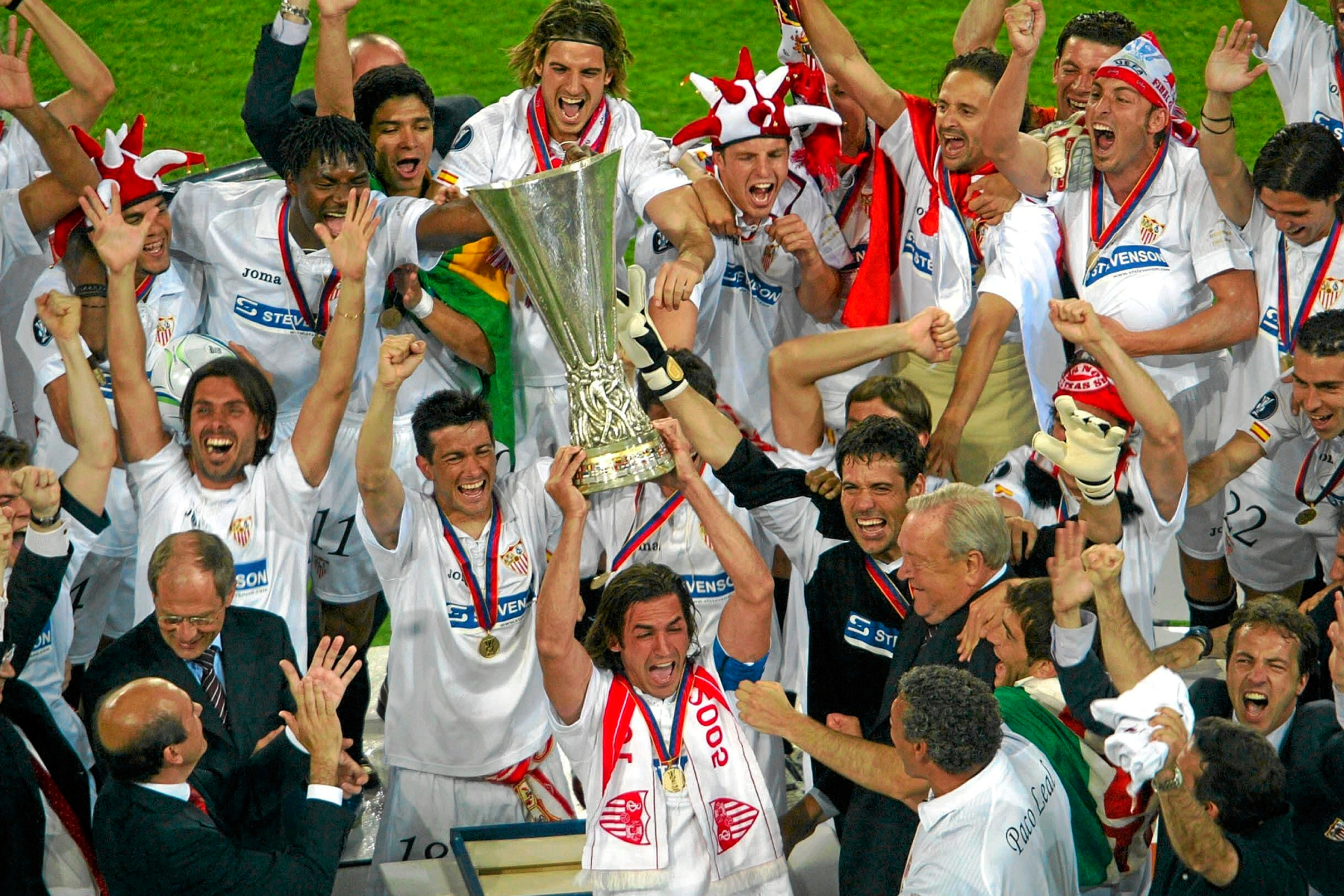 Javi Navarro levanta la Copa de la UEFA ganada por el Sevilla en Eindhoven.