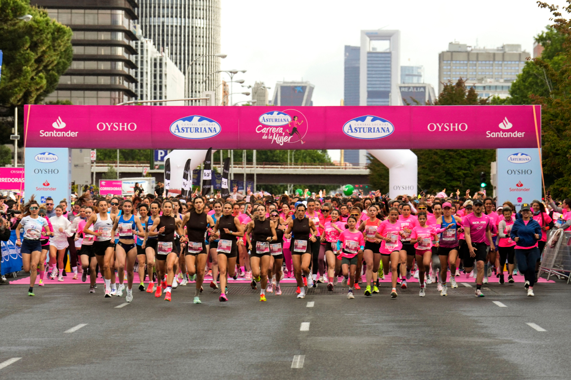 Miles de participantes toman la salida en la tradicional carrera de la Mujer contra el Cáncer celebrada este domingo en Madrid.