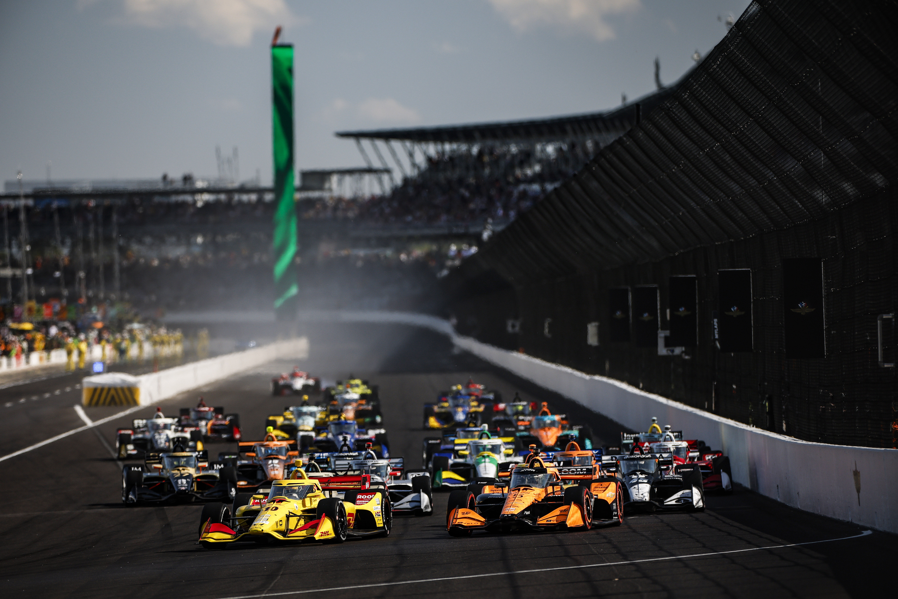 Álex Palou liderando el pelotón en la salida del Indy GP