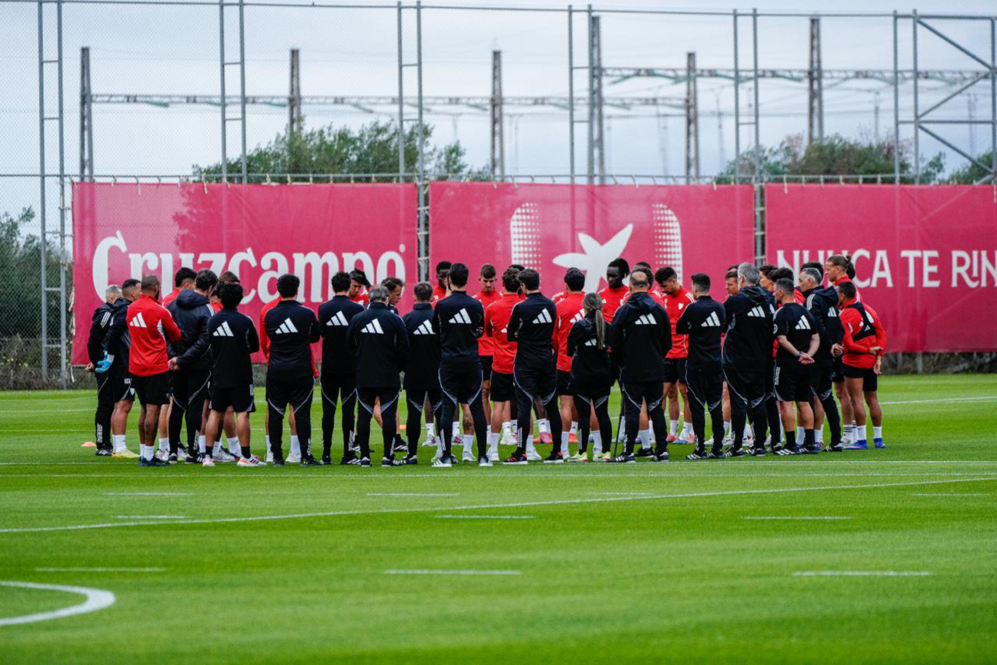 Charla de García Plaza antes del entrenamiento del este domingo en la ciudad deportiva.