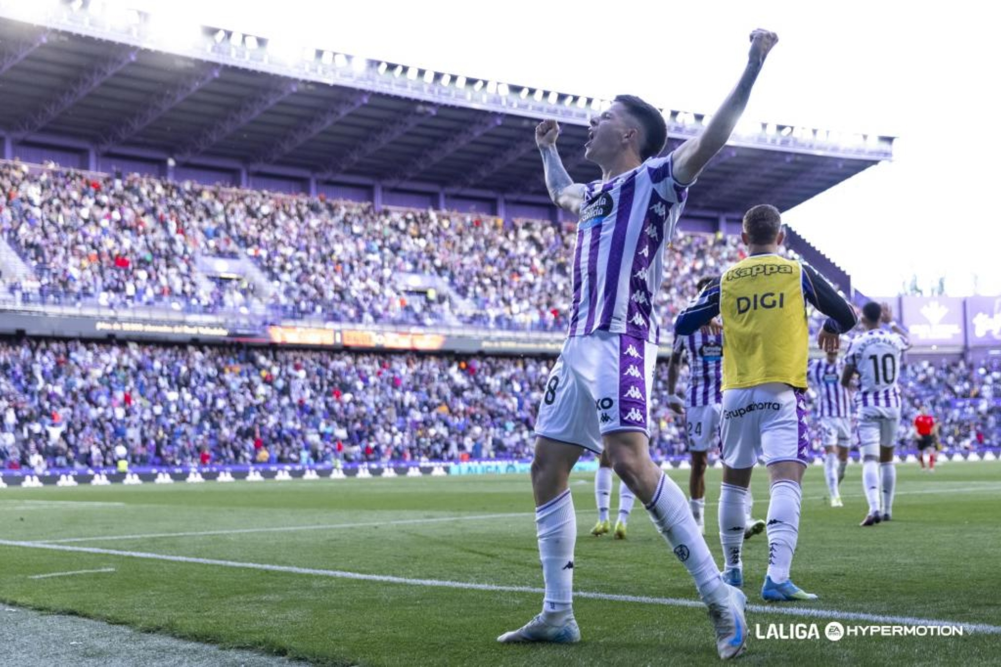 Ángel Carvajal celebra el gol que le marcó al Zaragoza.