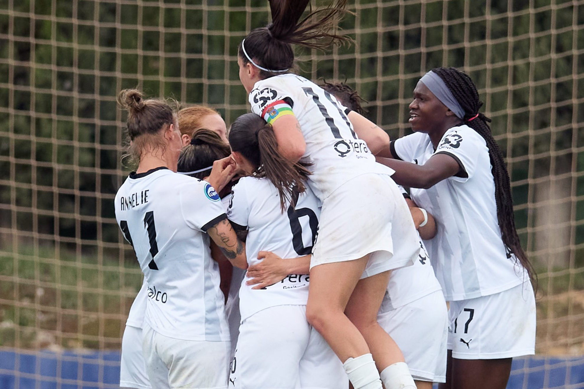 Las jugadoras del DUX Logroño celebran un gol ante el Levante