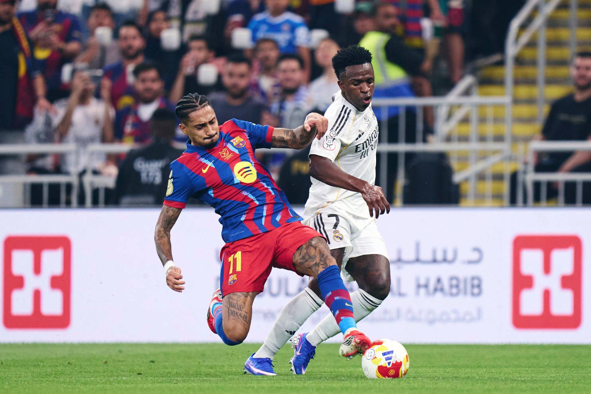 Vinícius y Raphinha disputan el balón en en último Clásico.