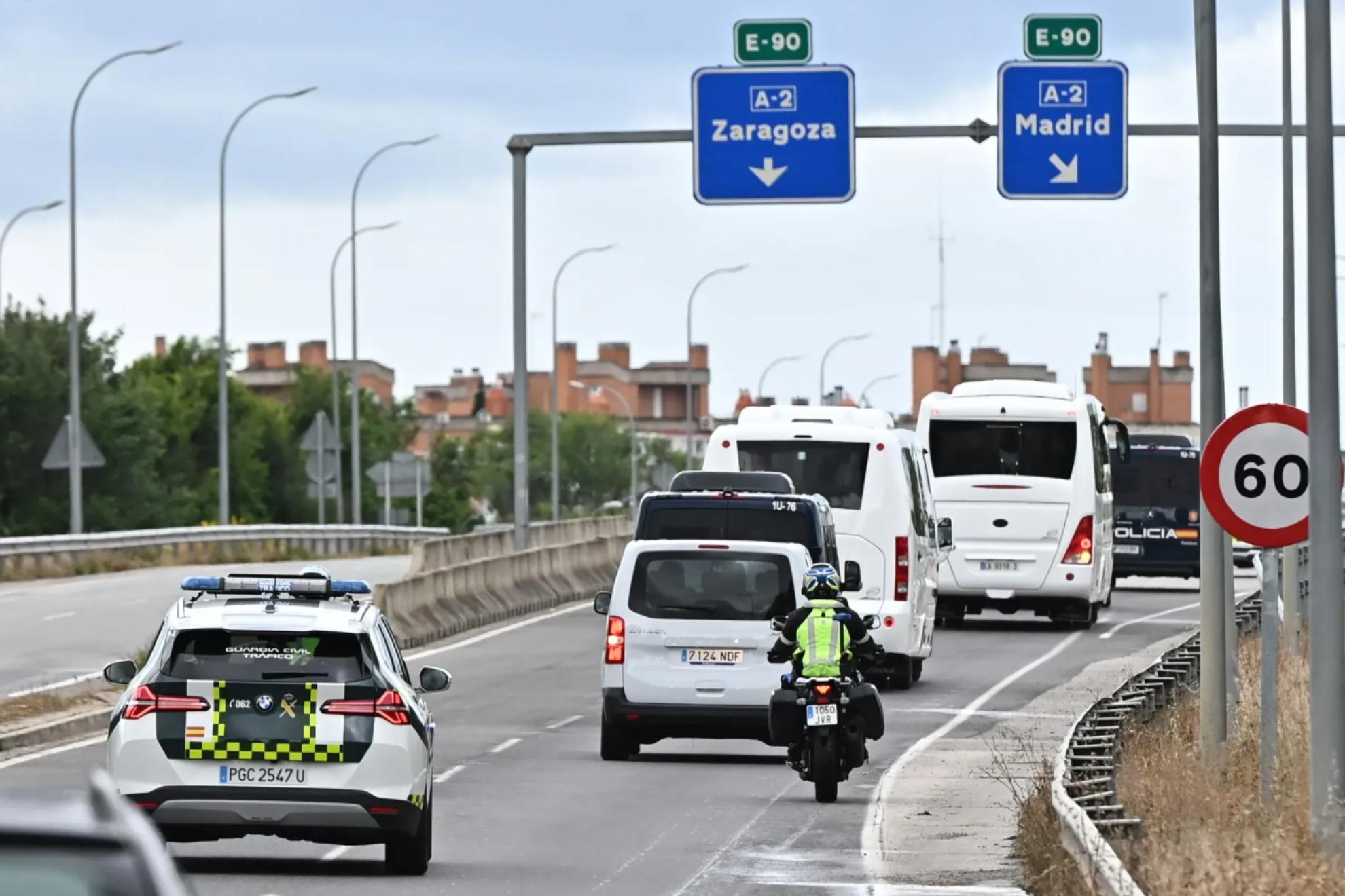 Un autobús transporta a los españoles que estaban en el crucero MV Hondius desde la Base Aérea de Torrejón hasta el Hospital Gómez Ulla.