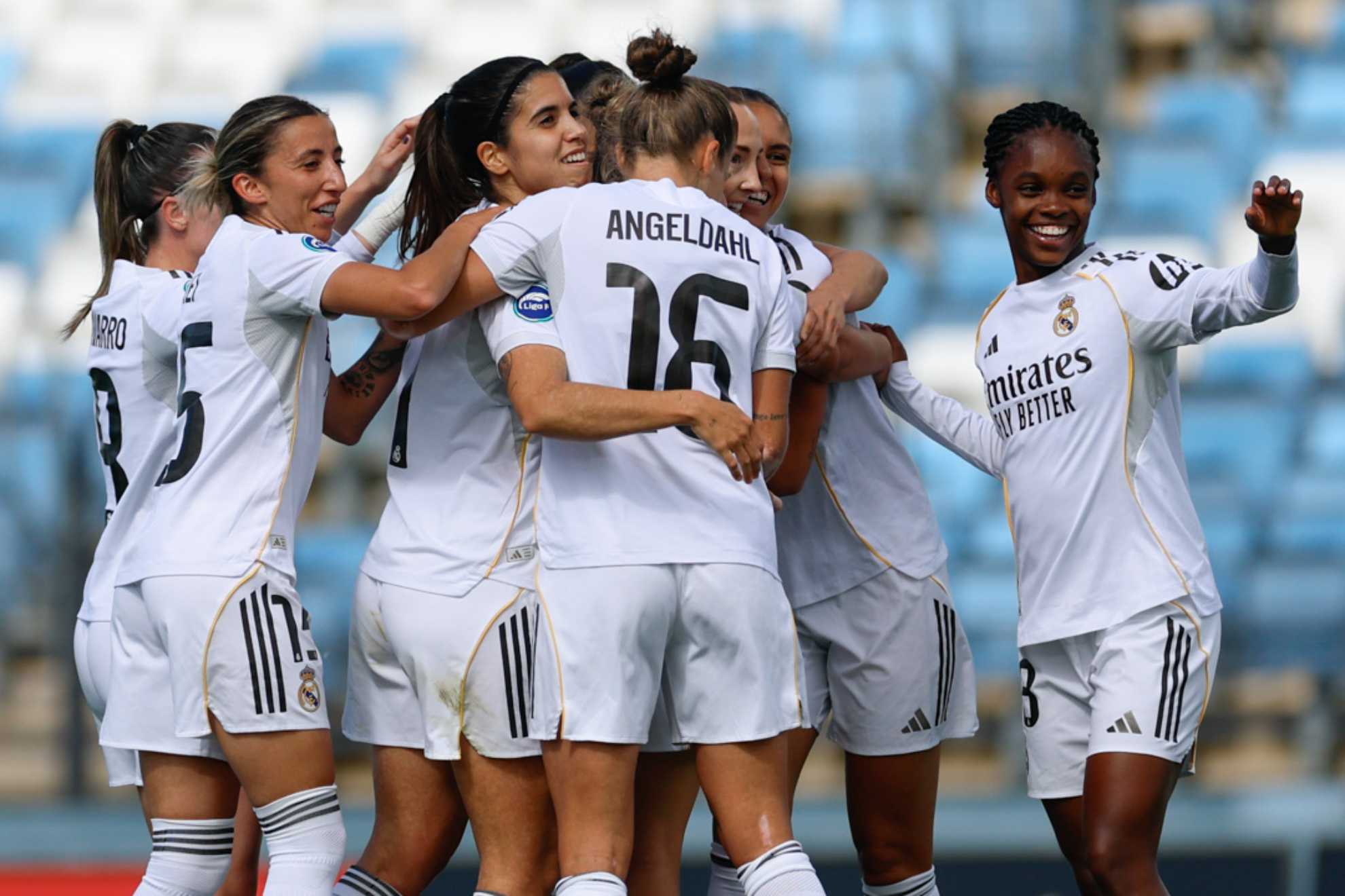 Las jugadoras del Real Madrid celebran el primer gol del derbi ante el Atlético de Madrid