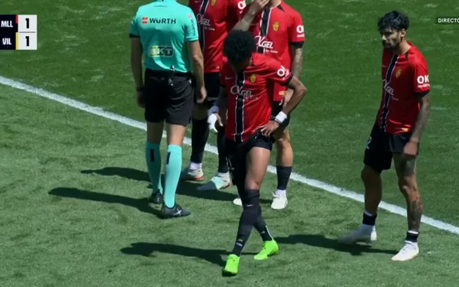 Mojica, doliéndose de la pierna izquierda justo antes de abandonar el campo.