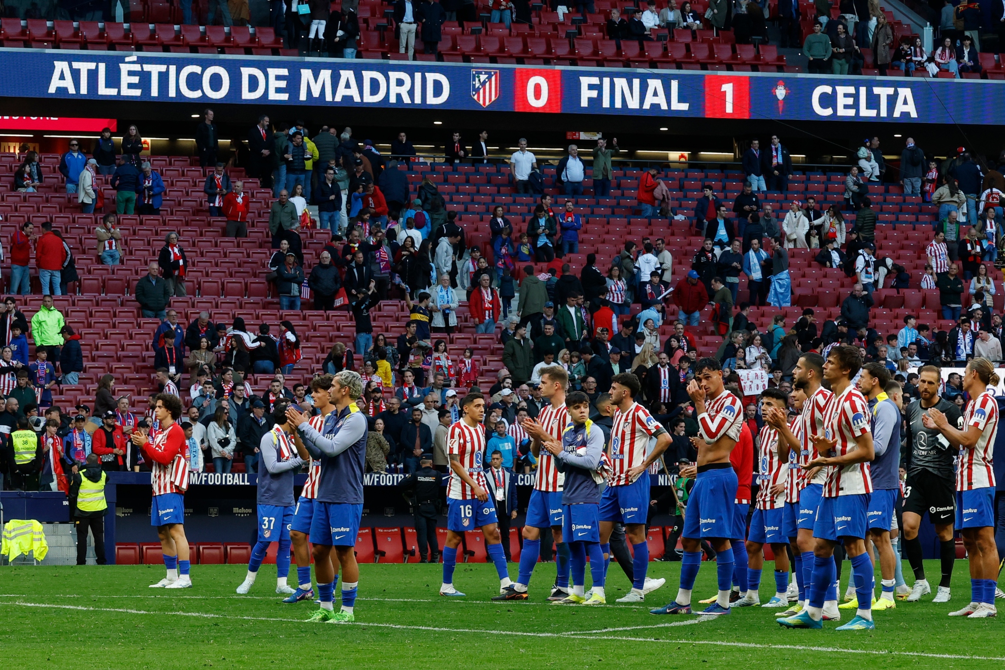 Los jugadores del Atlético saludan a la afición tras caer ante el Celta.