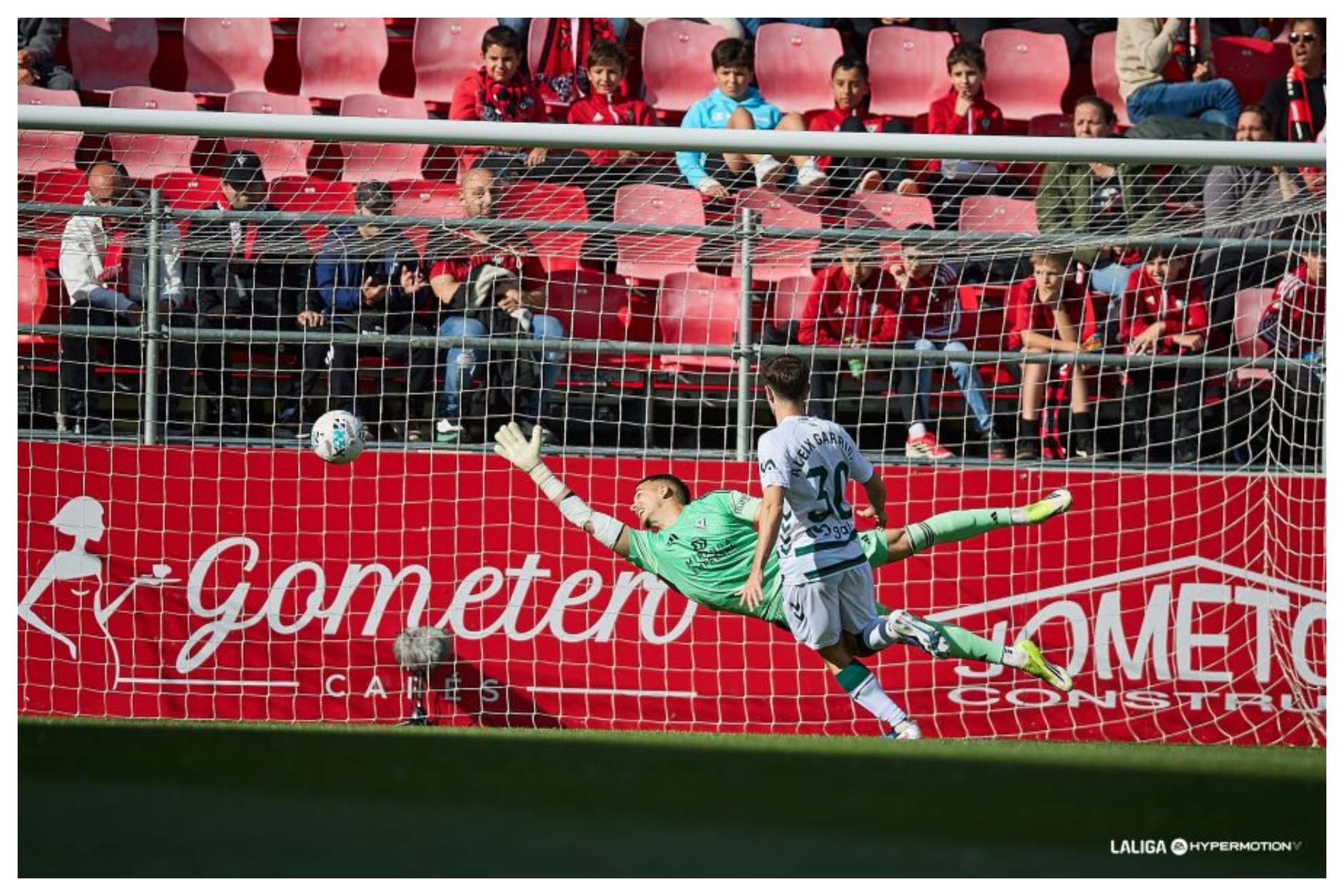Pese a su estirada, Juanpa no pudo llegar a sacar el disparo de Magunazelaia: era el 0-1