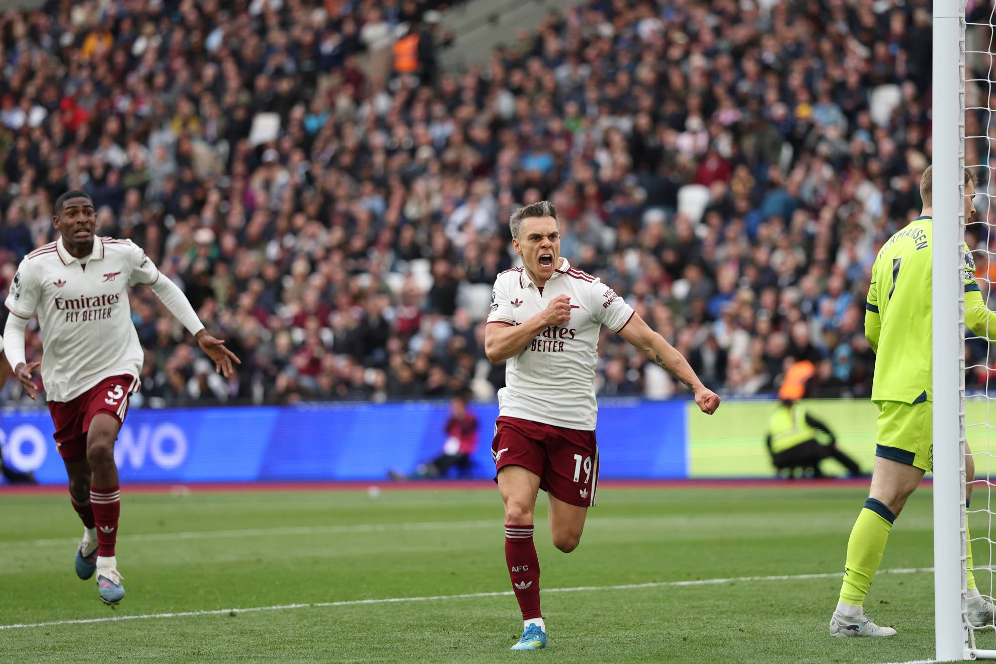 Trossard celebrando el gol de la victoria del Arsenal.