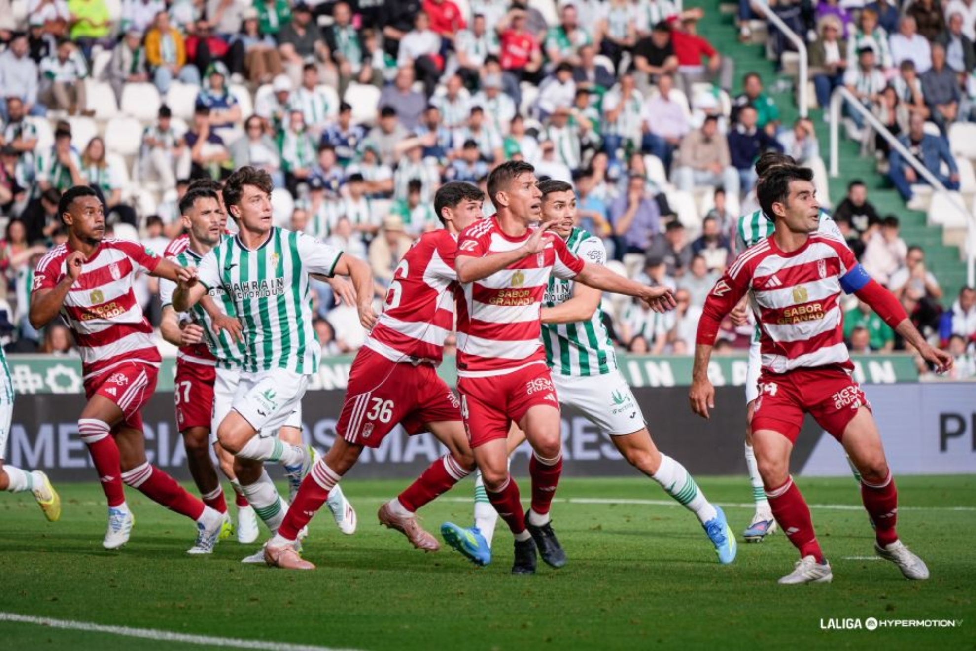 Jugadores del Córdoba y Granada atentos antes de sacarse un córner.