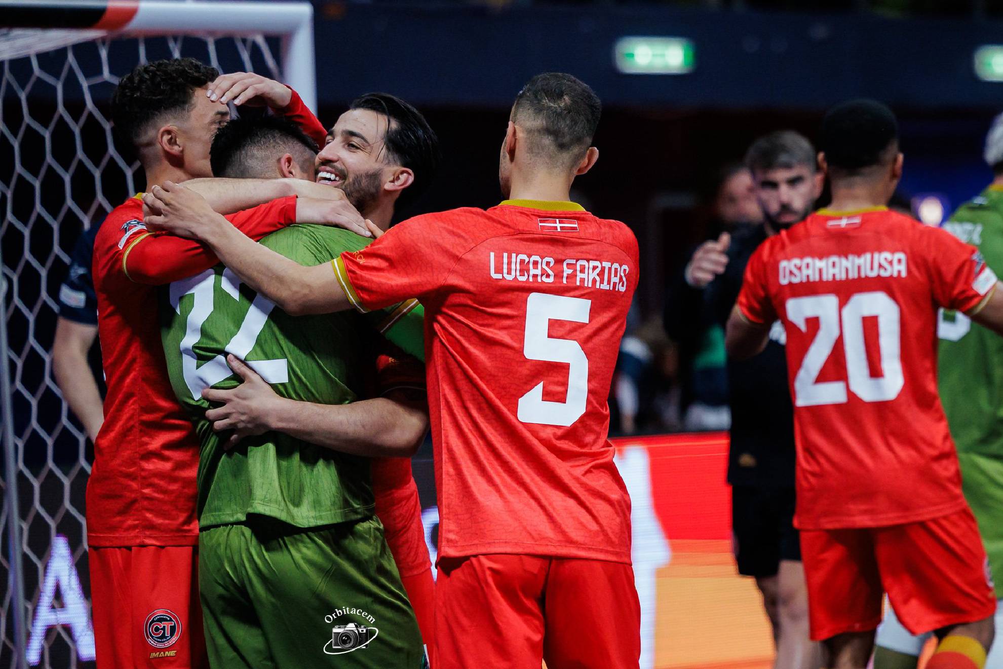 Los jugadores de Jimbee Cartagena felicitan a Chispi tras conseguir el tercer puesto en la UEFA Futsal Champions gracias al penalti parado por el meta