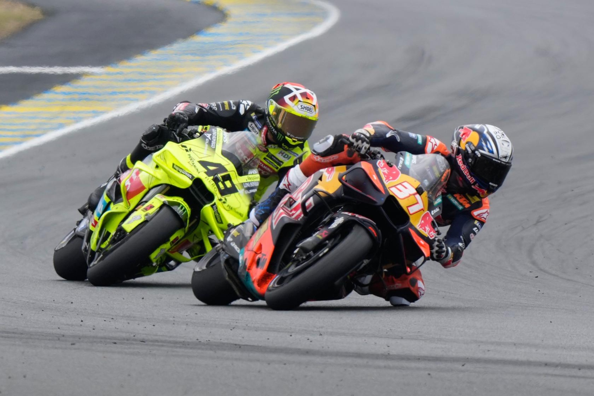 Acosta, delante de Di Giannantonio, en Le Mans.