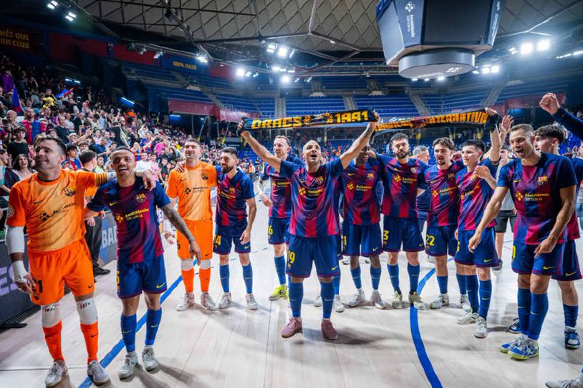 El F. C. Barcelona, celebrando su victoria en la fase regular.