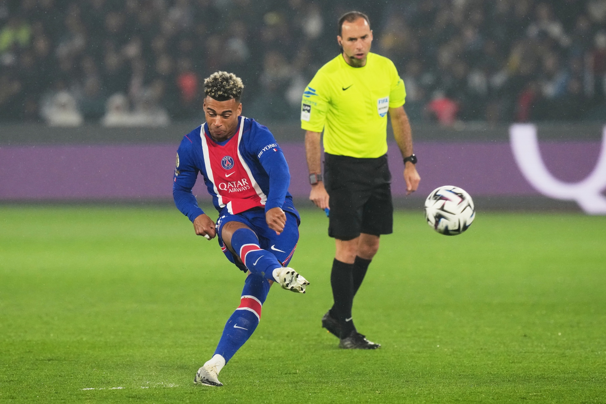 Doué lanzando una falta ante el Stade Brest.