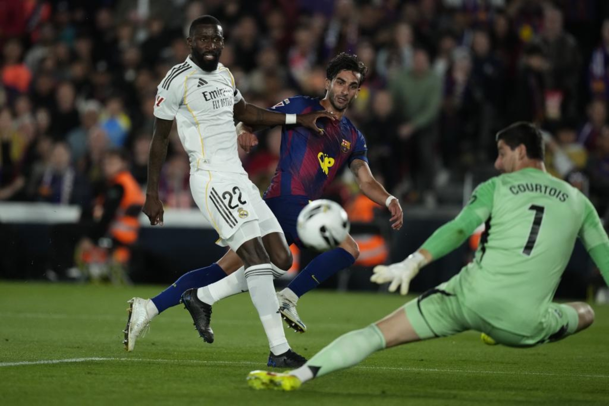 Courtois realizando una parada durante el Clásico.