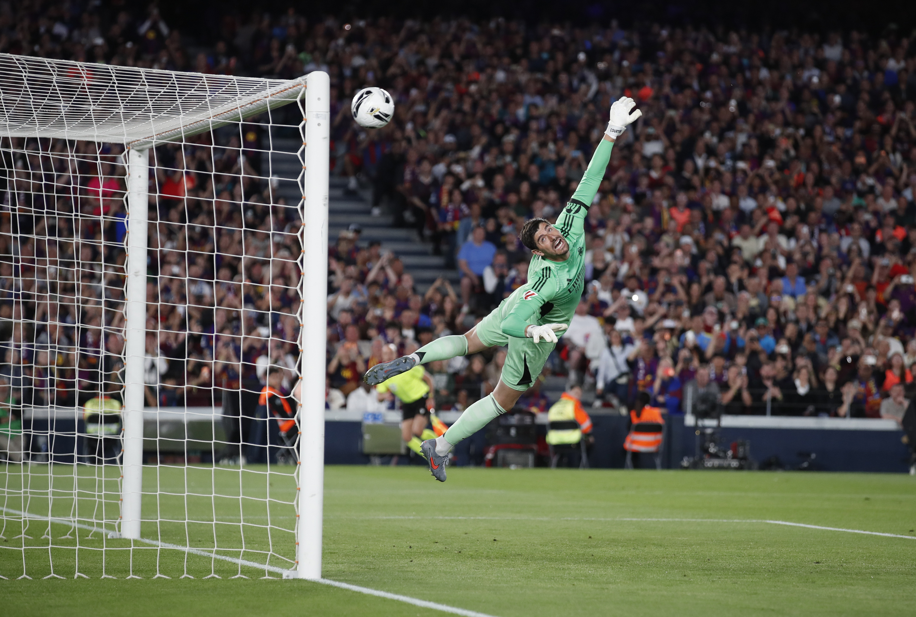 Primer gol del Barcelona, de falta ejecutada por Rashford, que encarriló el alirón a los nueve minutos.