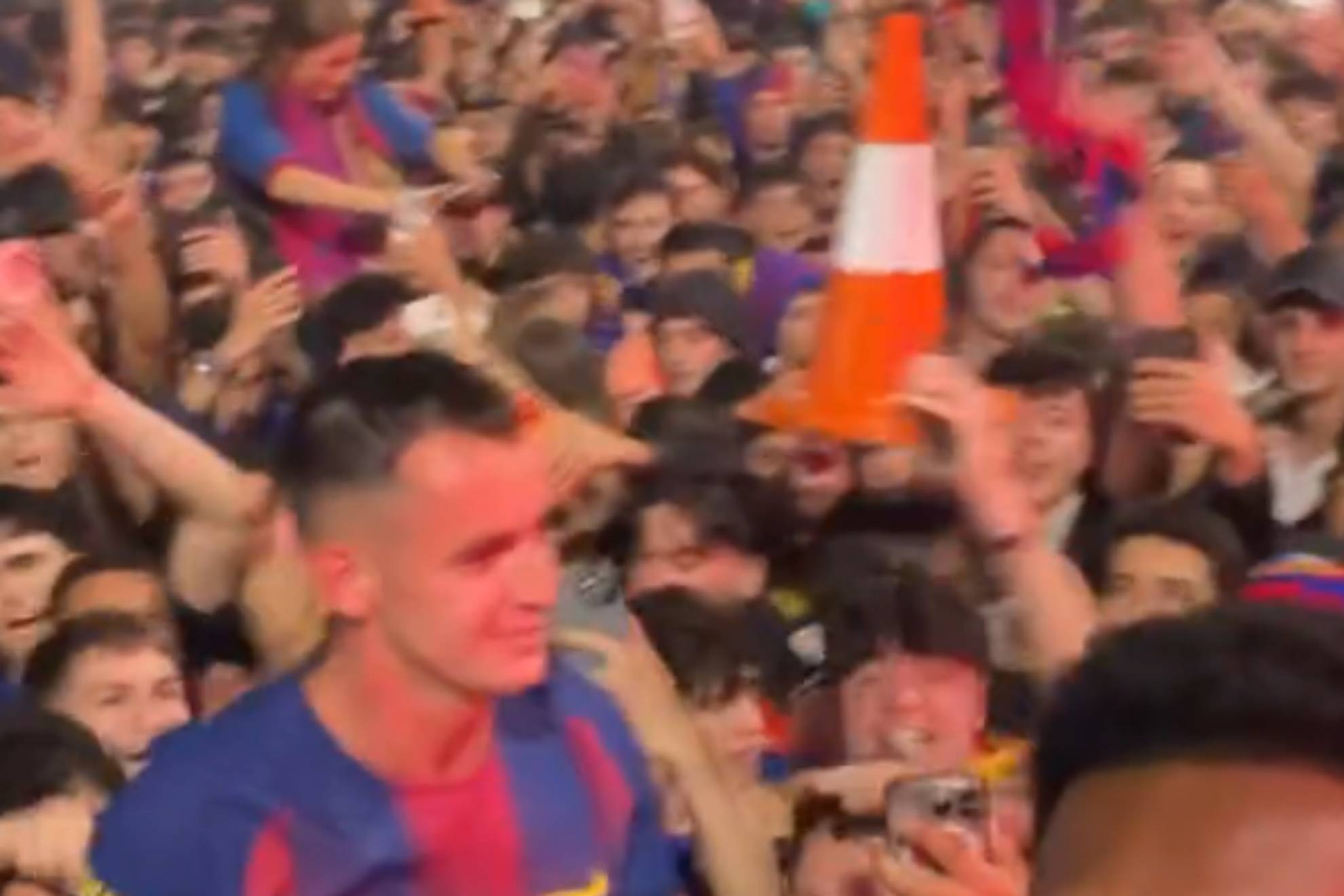 Marc Casadó y Balde acuden a la plaza Cataluña para celebrar LaLiga como dos 'culers' más