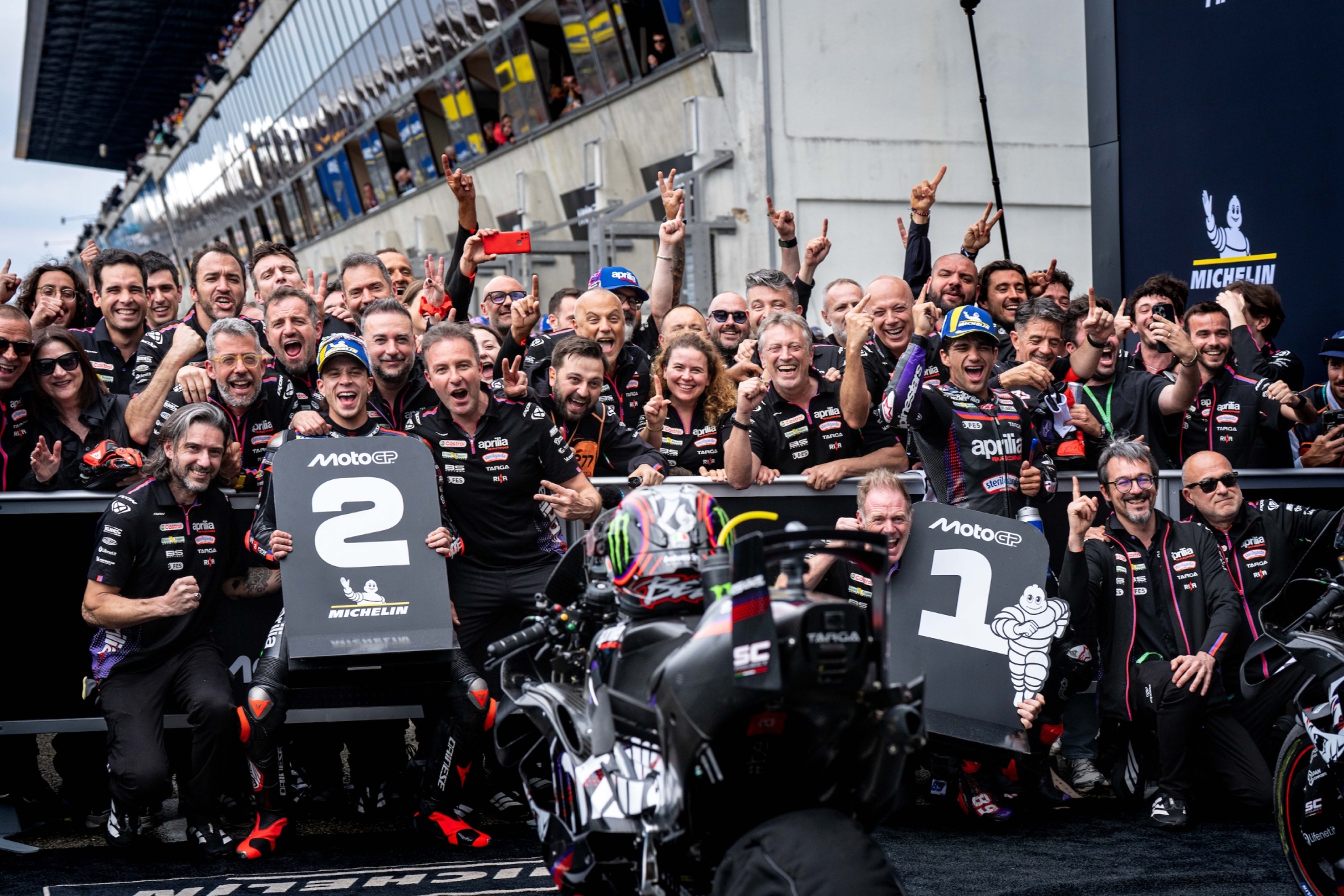 Bezzecchi y Jorge Martín festejan con Aprilia en Le Mans.