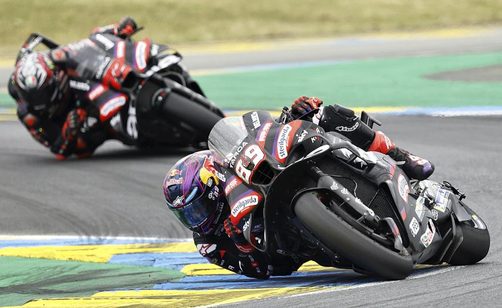 Jorge Martín, delante de Bezzecchi, en Le Mans.