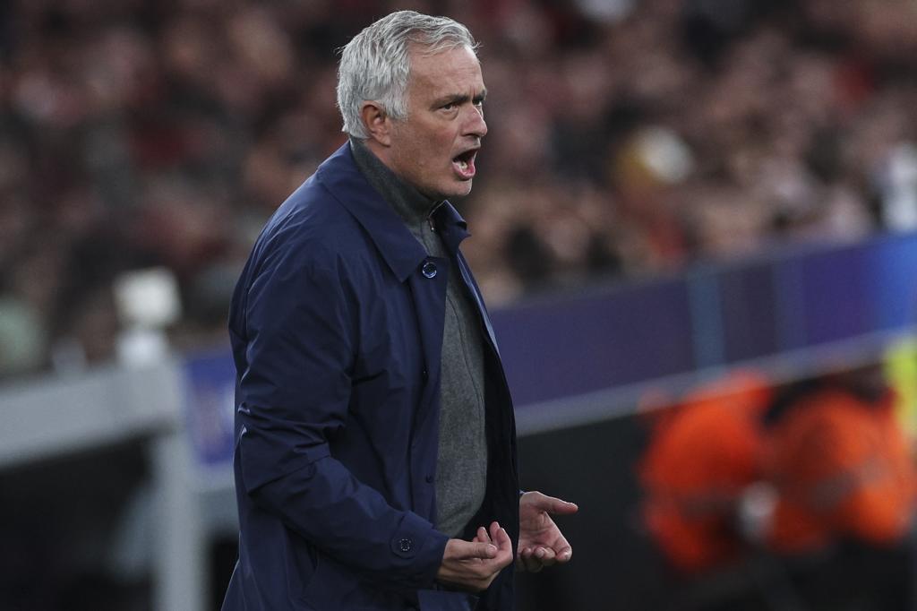 Mourinho durante el partido frente al Madrid en el Bernabéu.