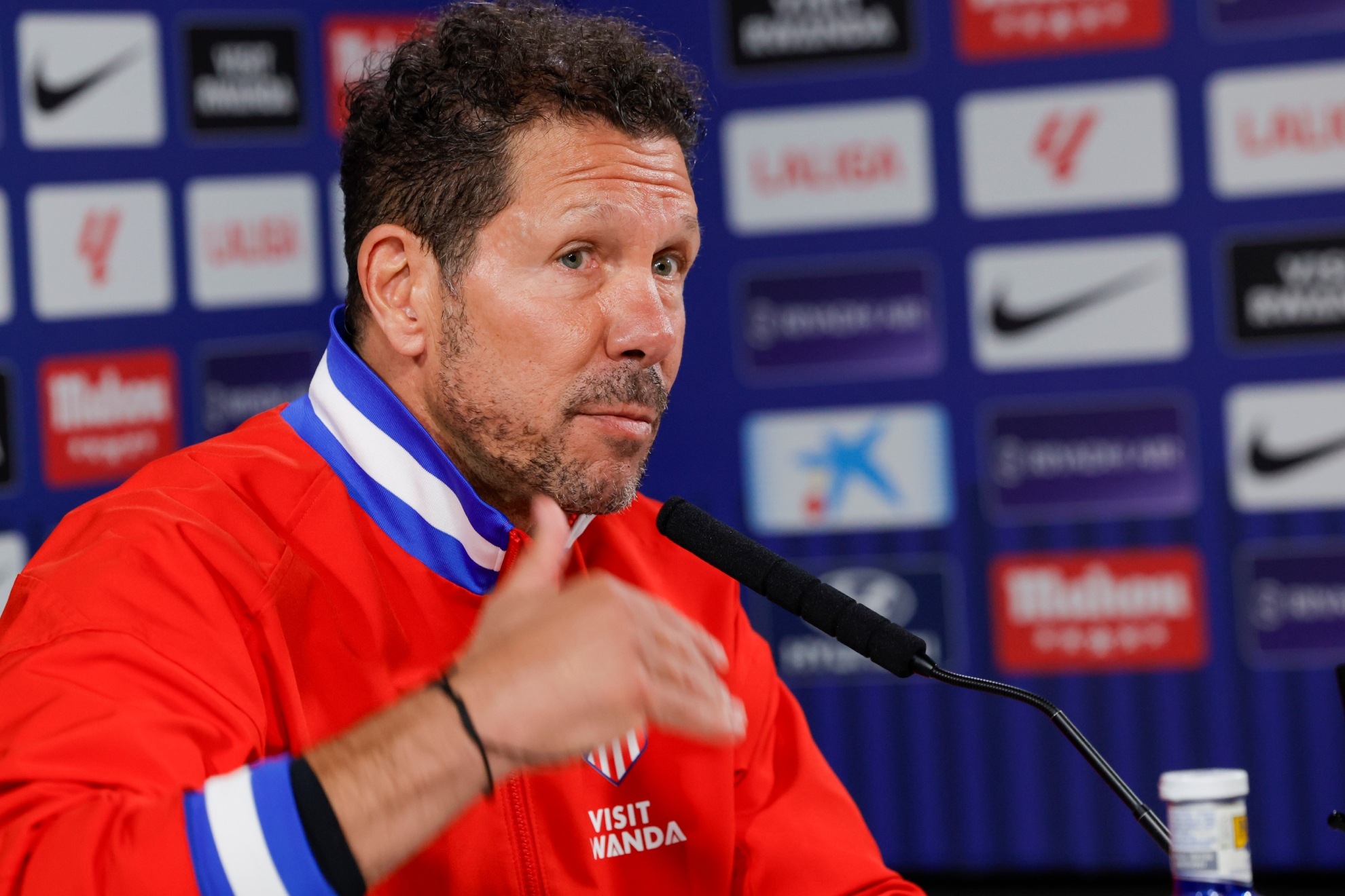 SIMEONE, EN RUEDA DE PRENSA.