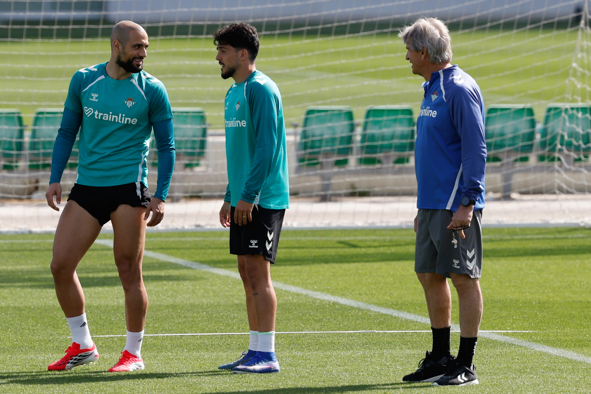 Pellegrini, con Amrabat y Fornals en un entrenamiento