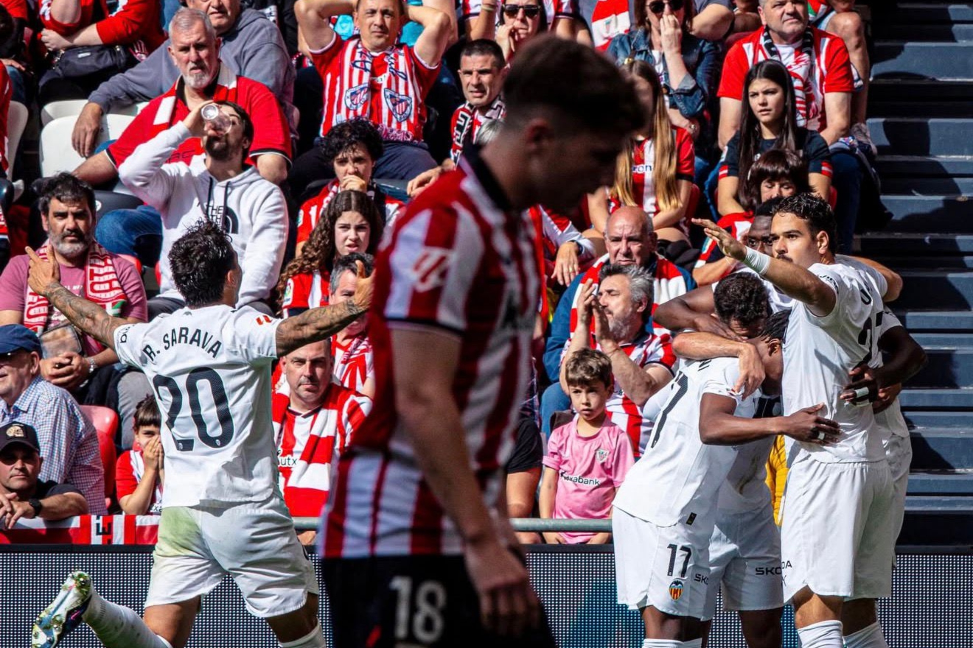 El Valencia celebra el gol de Sadiq en San Mamés.