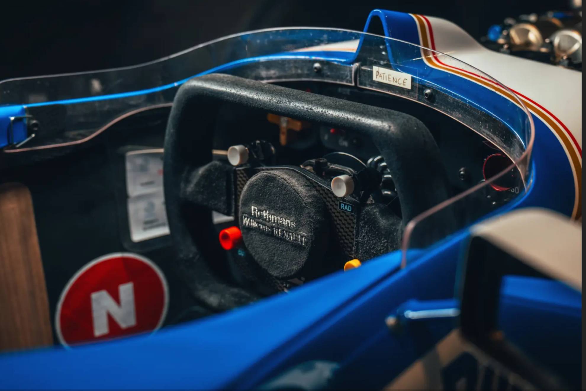 El volante estaba lejos de presentar la tecnología actual.