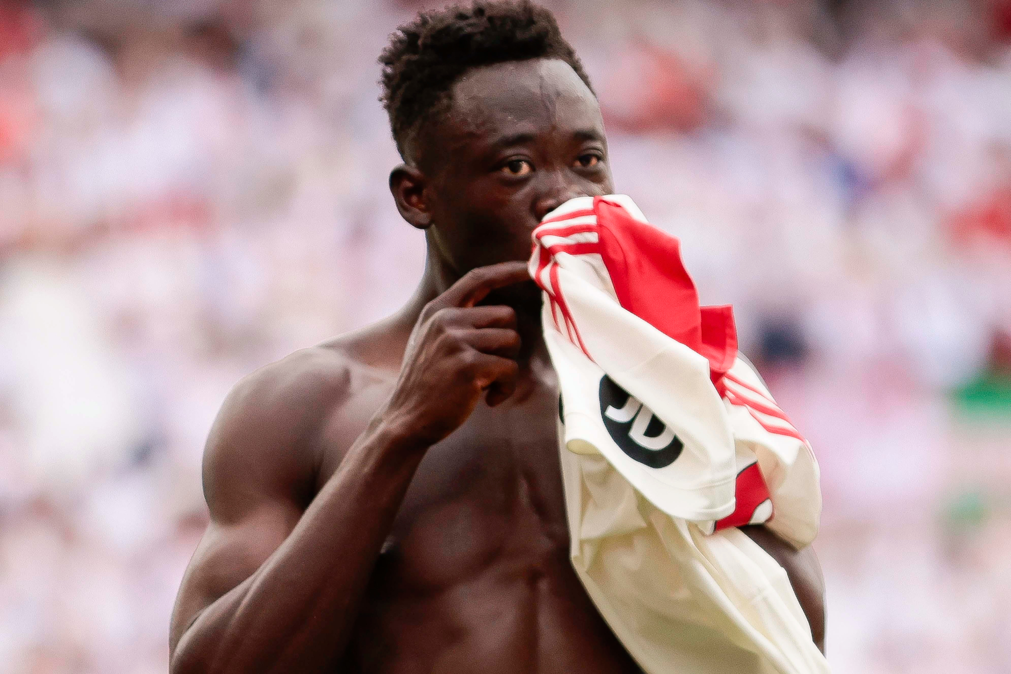 Akor besa la camiseta del Sevilla después de marcarle al Espanyol.