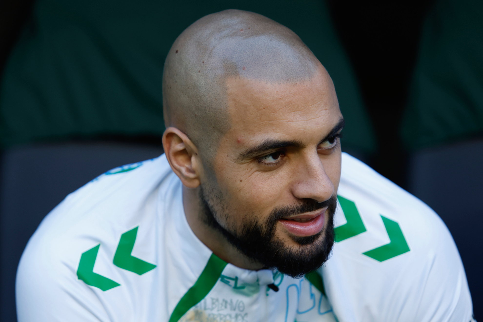 Amrabat, en el banquillo en un partido