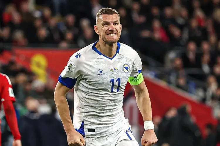 Edin Dzeko celebra un gol ante Gales